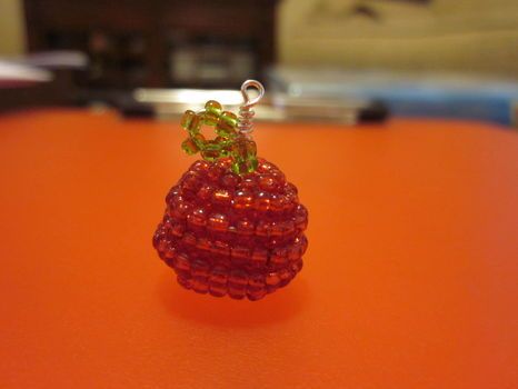 Beaded apple. Clothing Tags, Beads And Wire, Green Bead, A Pumpkin, Clothes Accessories, Seed Bead, Bead Charms, Jewelry Inspiration, Bead Work