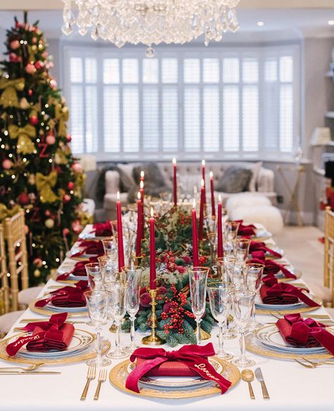 Comment associer le rouge et l’or pour la déco de la table de Noël ? | My Blog Deco Table Set Up For Christmas Dinner, Christmas Dinner Table Settings With Food, Tablescape For Christmas, Christmas Themed Table Settings, Christmas Food Table Decorations, Decorating Tables For Christmas, Decoration Christmas Table, Christmas Decor Dinner Table, Xmas Decorations Table