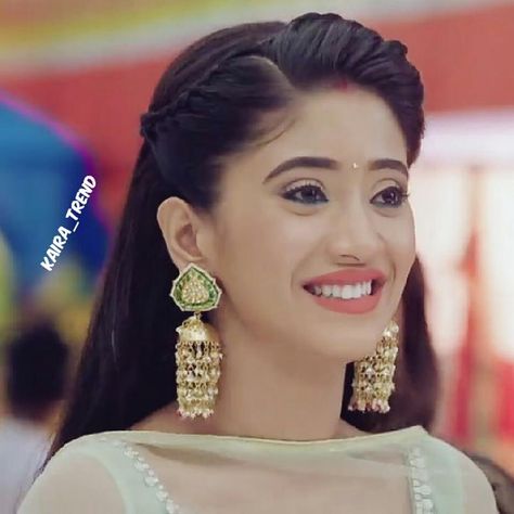 Beautiful smile  @shivangijoshi18” Naira Hairstyles In Yrkkh, Naira Suit, Bridal Hairdo, Shivangi Joshi, Hair Braid Videos, Front Hair Styles, Different Hairstyles, Beauty Style, Party Hairstyles