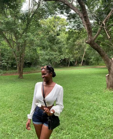 Simple Outing Outfit, Roots Picnic Outfit Black Women, Picnic Day Outfit Casual, Picnic Outfit Shorts, Day Outing Outfit, Picnic Outfit Black Women Casual, Picnic Outfit Ideas Casual Jeans, Casual Picnic Outfit, Black Woman Picnic