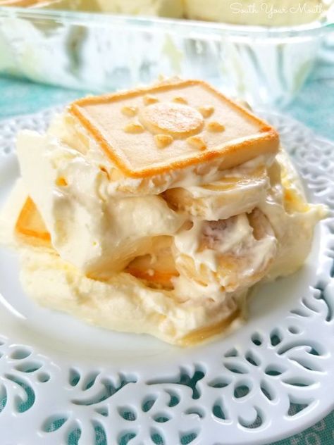 This iconic recipe using cream cheese and sweetened condensed milk isn't the Banana Pudding you grew up with but it's a classic for a reason - it's insanely delicious! If you're a lover of layered desserts, you have to try Paula's Not Yo' Mama's Banana Pudding! Paula Deen Banana Pudding Recipe, Puding Pisang, Recipes Pudding, Chocolate Layer Dessert, Berry Cheesecake Recipes, Recipes Using Cream Cheese, Keto Pudding, Icebox Desserts, Banana Pudding Desserts