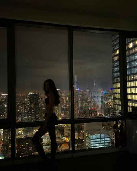 LO on Instagram: “a series of fortunate events” Morana Vitalio, City View Apartment, Foto Glamour, Nyc Aesthetic, Nyc Life, Dark Feminine Aesthetic, City Vibe, Night Vibes, Future Lifestyle