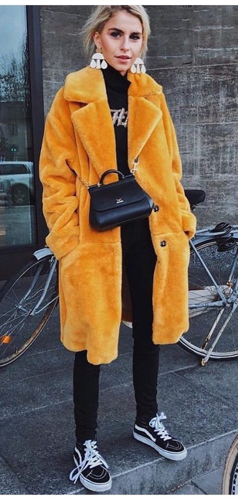 Yellow faux fur coat Yellow Coat Outfit, Fur Coat Outfit Casual, Yellow Jacket Outfit, Fur Coat Street Style, Faux Fur Coats Outfit, Vinter Mode Outfits, Fur Coat Outfit, Winter Fur Coats, Coat Street Style