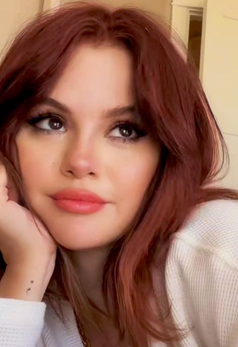 Selena Gomez Red Hair, Selena Gomez Short Hair, Selena Gomez Outfits, Selena Gomez Cute, Selena G, Comfort People, Marie Gomez, Beauty Icons, Poison Ivy