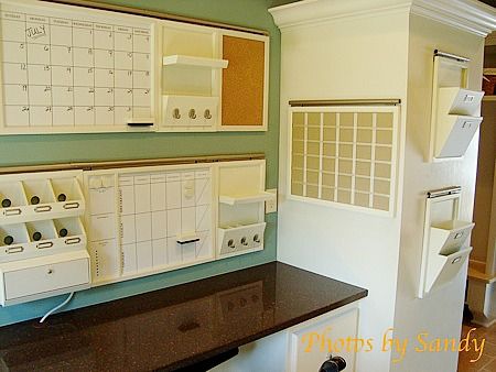 Awesome DIY Family Command Center Ideas - If you're not familiar with the idea of a Family Command Center, it's basically just a one stop family organization area. Here are a few examples that I find inspiring Organize Desk, Drop Station, Command Station, Home Command Center, Command Centers, Family Command Center, Organization Products, Desk Areas, Desk Ideas