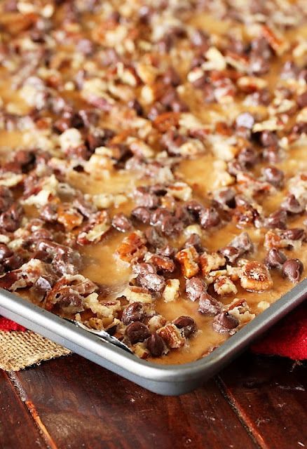 Sheet Pan of Graham Cracker Pralines Image Graham Cracker Pralines, Graham Cracker Candy, Cookie Exchange Recipes Easy, Blackberry Muffin Recipe, Trifle Dessert Recipes, Graham Cracker Recipes, Praline Recipe, Cracker Candy, Caramel Chocolate Chip Cookies