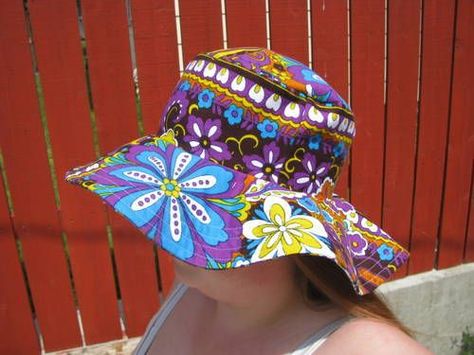 Sun hats chicas!  Maybe this should be our sewing project Jules???  Perfectly Vintage Sunhats - CLOTHING Diy Floppy Hat, Sunhat Pattern, Sewing Hats, Picture Tutorial, Floppy Hats, Hat Tutorial, Hat Patterns To Sew, Floppy Sun Hats, Vintage Sun