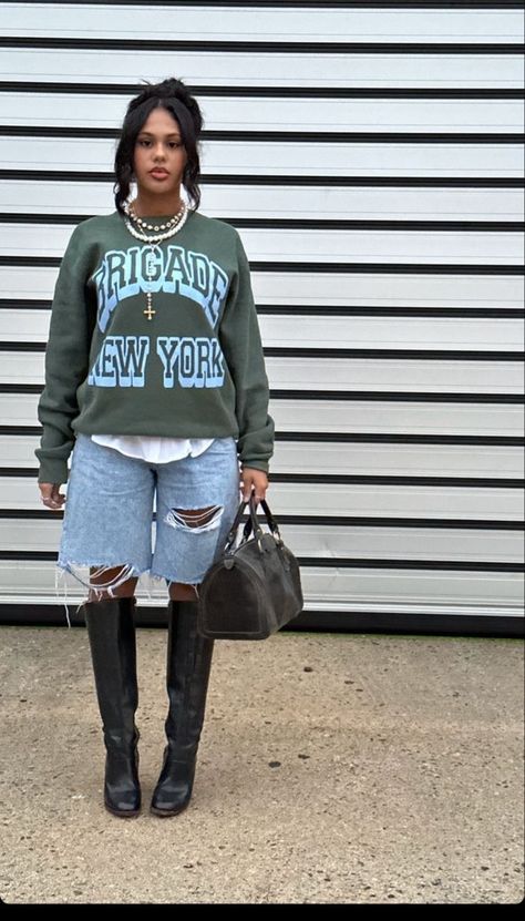 Houseparty Outfits, Boots And Shorts, Mode Dope, Thanksgiving Hairstyles, Fall Fashion 2023, Look Jean, Thanksgiving Fashion, Looks Black, Streetwear Fashion Women