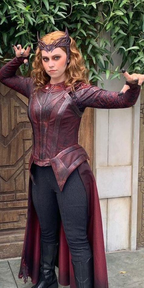 Wanda Vison Costumes, Scarlet Witch Costume, Scarlet Witch Cosplay, Witch Cosplay, Marvel Costumes, Elizabeth Olsen Scarlet Witch, Disney Ideas, Marvel Posters, Marvel Comics Art