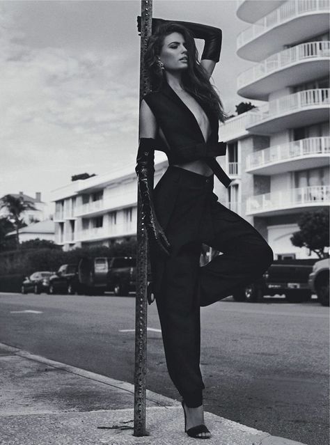 . Fashion Photography Editorial Vogue, Mode Poses, Cameron Russell, Fashion Fotografie, High Fashion Poses, Insta Poses, Foto Top, Fashion Model Photography, Fashion Model Poses