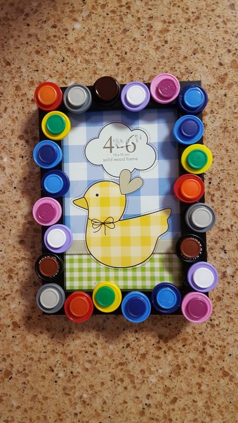 Vial cap photo frame for Pharmacy Week! Bottle Cap Picture Frame, Photo Frame Easy Craft, Hama Bead Photo Frame, Photo Frame Recycle Craft Ideas, Best Out Of Waste Photo Frame Ideas, Pharmacy Week, Cap Photo, Cap Art, Bottle Cap Art