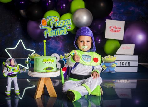 Buzz Light Year Photoshoot, Buzz Lightyear Smash Cake, Buzz Lightyear Photoshoot, Pizza Planeta, Buzz Party, Buzz Lightyear Cake, Buzz Lightyear Birthday Party, Buzz Lightyear Party, Buzz Lightyear Birthday