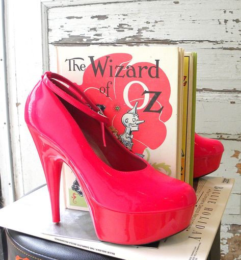 High heel book ends Shoe Bedroom, Simple Shoes, High Heel Platform, Book Ends, Red High Heels, Old Shoes, Red High, Book Shelf, Great Christmas Gifts