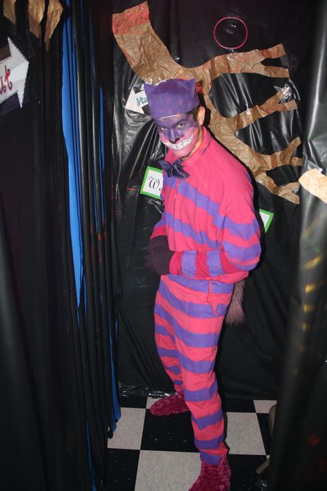 Cheshire cat. Get pink shirt and pants from a thrift store and paint stripes. Purple bandanna and epic face paint. Cheshire Cat Costume Men, Cheshire Cat Cosplay, Chester Cat, Cheshire Cat Halloween, Diy Costumes Men, Cheshire Cat Costume, Hatter Costume, Epic Face, Mad Hatter Costume