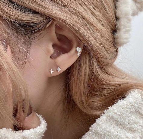 Korean Ear Piercing, Minimalist Ear Piercings, Ear Piercing Studs, Cool Ear Piercings, Pretty Ear Piercings, Jewelry Accessories Ideas, Classy Jewelry, Ear Piercing, Piercing Tattoo