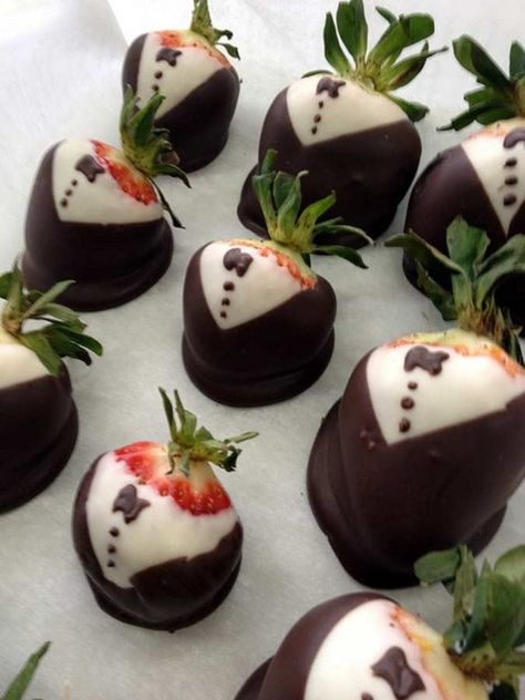 Decorate With Chocolate, Decorated Strawberries, Tuxedo Strawberries, Easter Strawberry, Chocolate Dipped Fruit, Chocolate Dishes, Chocolate Buttons, Strawberry Dip, Strawberry Desserts