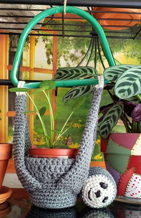 Sloth Plant Hanger, Crochet Hanging Baskets, Plant Hanger Crochet, Birdhouse Projects, Baby Turban Headband, Crochet Elephant Pattern, Crochet Sloth, Crochet Hanging, Pom Pom Slippers