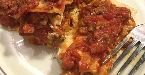 American Lasagna American Lasagna Recipe, Slowcooker Lasagne, Meat Manicotti, Lasagna Recipe Slow Cooker, Homemade Meat Sauce, Crockpot Lasagna, Slow Cooker Lasagna, Cheese Lasagna, Diner Recept