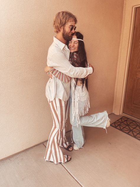 couple halloween costume ideas _ hippies Hippie Couple Costume, Hippie Couple, 70’s Hair, 70’s Aesthetic, 70’s Fashion, Frayed Jeans, Boyfriend Girlfriend, Couple Halloween, Couple Halloween Costumes