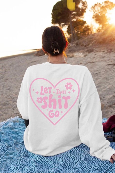 Let That Shit Go Sweatshirt, Funny Crewneck, Mental Health Sweat Shirt, Sweatshirt With Words On Back, Retro Trendy Positive Quote Hoodie https://etsy.me/44lPrfa #trendyclothes #aesthetichoodie #trendysweatshirt #trendyhoodies #trendyhoodie #tumblrhoodie #sororitysweat Vinyl Crewneck Ideas, Crewnecks Designs, Cricut Sweatshirt Ideas Women, Trendy Sweatshirts, Neutral T Shirts, Retro Revival, Trendy Hoodies, Aesthetic Hoodie, Sweatshirts Quotes