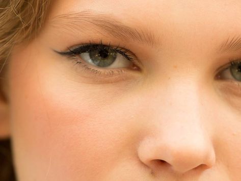 If you have hooded eyes, here’s how to avoid makeup transfer and messy application when applying eyeliner. Hooded Eyes Model, Eyeliner Small Eyelids, Small Eyelid Makeup Hooded Eyes, Makeup Small Eyelids, Eyeliner For Small Eyelids, Small Hooded Eye Makeup, Small Eyelid Makeup, Small Eyelids, Small Hooded Eyes