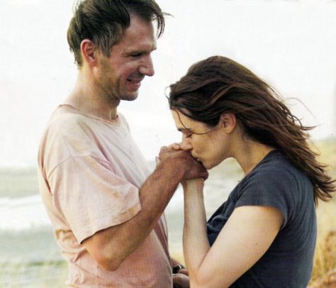 'The Constant Gardener' (2005) Ralph Fiennes & Rachel Weisz. Constant Gardener Movie, Ralph Finnes, Danny Huston, The Constant Gardener, Night Manager, Movie Kisses, Ralph Fiennes, Thriller Film, Rachel Weisz