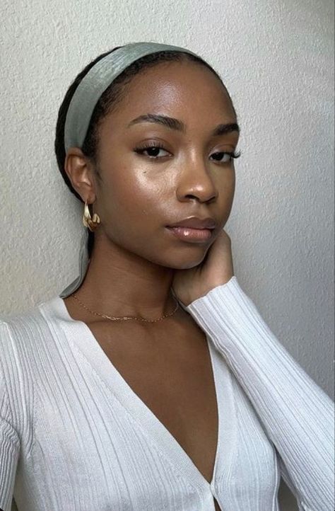 Minimalist Makeup Black Women, Minimal Makeup Black Women, Portrait Faces, Classy Vibes, 2023 Makeup, Black Hippy, Minimal Makeup Look, Makeup Black Women, Minimalist Makeup