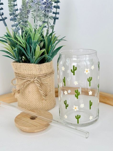 Wine Glass Painting Cactus, Cricuit Ideas For Cups, Cactus Glass Cup, Painted Mason Jars With Flowers, Glass Tumbler Painting Ideas, Fall Glass Painting Ideas, Glass Cup Painting Ideas Aesthetic, Glass Cricut Ideas, Glass Cup Painting Ideas Easy