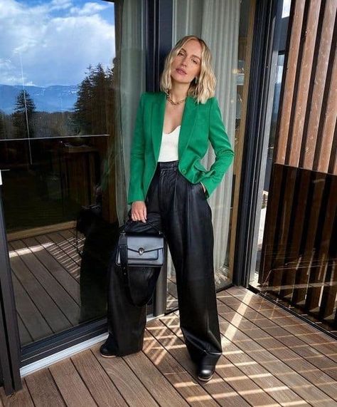 11 Outfits con blazer verde - Mujer saludable 10 | Todo para la mujer moderna Outfits Con Blazer Verde, Leprechaun Ideas, Daily Casual Outfits, Outfit Verde, Green Blazer Outfit, Fashion Mumblr, Blazer Verde, Blazer Street Style, Outfit Elegantes