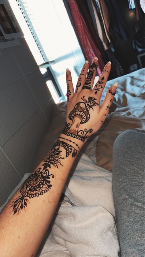 Mushroom Henna Designs, Henna Mushroom, Mushroom Henna, Hand Art Henna, Hippie Henna Designs, Henna Arm Tattoo, Arm Doodles, Mendhi Ideas, Small Henna Designs