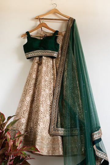 Cream And Green Lehenga, Gold And Green Lehenga, Green Dupatta Lehenga, Golden Lengha Combination, Green Combination Outfit Indian, Green And Golden Lehenga, Emerald Green Indian Outfit, Green Lehenga Combination, Emerald Green Lengha