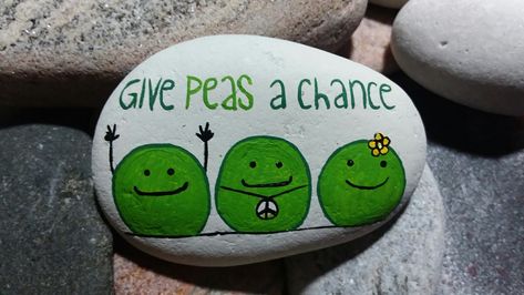 Painted Rocks Ideas Easy Funny, Fun Rock Painting Ideas, Kindness Garden, Kindness Rocks Project, Give Peas A Chance, Painted Garden Rocks, Hippie Crafts, Funny Rock, Garden Rock Art