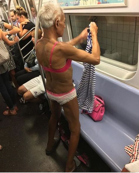 Funny People Pictures, Hilarious Photos, Crazy People, Anti Social, Really Funny Pictures, Funny Fails, Funny People, Public Transport, Funny Photos