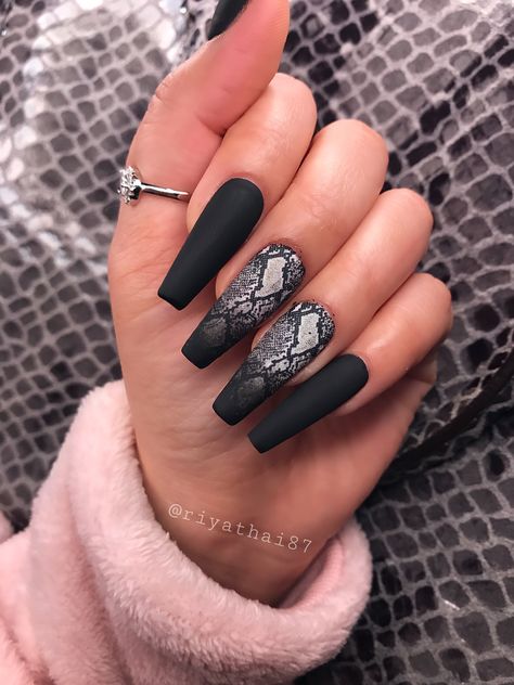 Classy Nail Designs, Stylish Nails Designs, Dark Nails, Hair Skin Nails, Hot Nails, Classy Nails, Stiletto Nails, Black Nails, Winter Nails