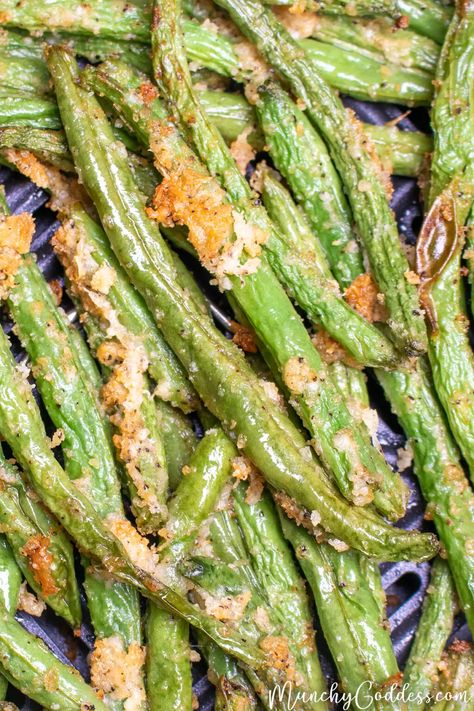 Parmesan cheese crusted green beans on a black air fryer tray. Parmesan Crusted Green Beans, Ham And Cheese Wraps, Toast Air Fryer, Fresh Green Bean Recipes, Hot Ham And Cheese, Cheese Wraps, Parmesan Green Beans, Beans On Toast, Can Green Beans