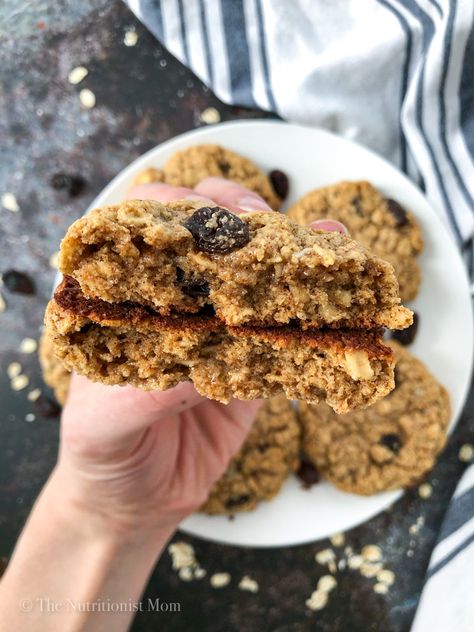 OATMEAL RAISIN PROTEIN COOKIES - Nutritionist Mom Oatmeal Protein Cookies, Protein Breakfast Cookies, Oatmeal Raisin Cookies Healthy, Low Carb Oatmeal, Low Calorie Protein, Protein Mug Cakes, Oatmeal Breakfast Bars, Protein Oatmeal, True Food