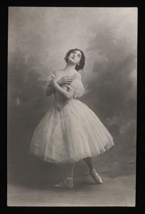 Giselle | Unknown | V&A Explore The Collections Ballet Giselle, Svetlana Zakharova, Margot Fonteyn, Ballet Russe, Vintage Ballerina, Anna Pavlova, Vintage Ballet, Anna Dress, Russian Ballet