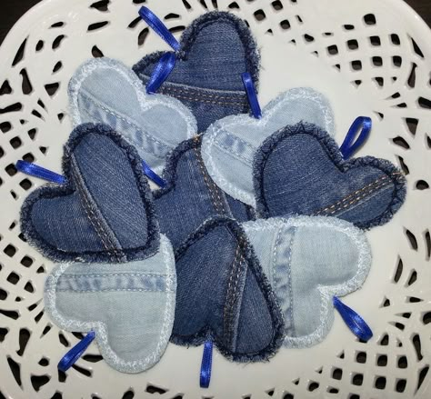 52 façons créatives pour recycler vos vieux jeans Artisanats Denim, Diy Old Jeans, Jean Projects, Jean Diy, Jeans Crafts, Blue Jeans Crafts, Denim Projects, Denim Quilt, Denim Inspiration