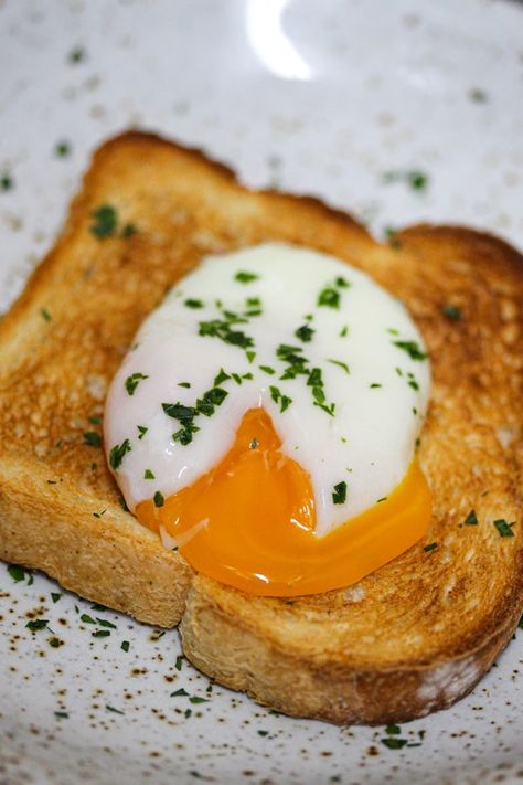 Sous Vide Poached Eggs, Best Poached Eggs, Poached Eggs Recipe, Cooking Poached Eggs, Poaching Eggs, Poached Egg Recipe, How To Make A Poached Egg, Sous Vide Egg, Avocado Toast Egg