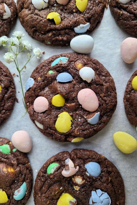 Mini Egg Cookies, Mini Eggs Cookies, Cake Bars Recipe, Easter Party Food, Egg Cookies, Chewy Chocolate Cookies, Easter Egg Cookies, No Egg Cookies, Mini Egg