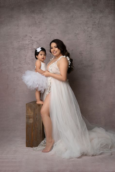 Maternity Mommy And Me, Mom Picture, Dress For Mom, Toddler Poses, Mommy Daughter Photos, Mommy And Baby Pictures, Toddler Photoshoot, Family Photos With Baby, Maternity Photography Poses Pregnancy Pics