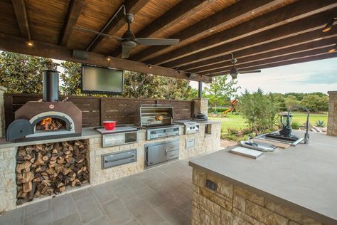 Design Per Patio, Model Dapur, Outdoor Kitchen Countertops, Modern Outdoor Kitchen, Outdoor Kitchen Appliances, Backyard Pavilion, Patio Kitchen, Outdoor Kitchen Design Layout, Backyard Kitchen