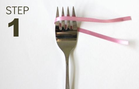 How to use a fork to make a bow - Make cute bows quickly with these step-by-step instructions for wrapping the ribbon around a fork to make perfect little bows! Fork Bow, Fork Crafts, Decorative Mesh Wreaths, Christmas Decs, Mesh Wreath Tutorial, Making Bows, Make A Bow, Easy Diy Wreaths, Recycled Book