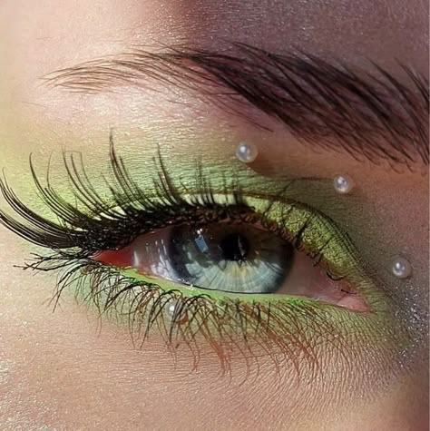 Sage Green And Pink Makeup, Green Makeup Eyes, Euphoria Makeup Green, Light Green Makeup Looks, Fairy Makeup Green, Makeup Vert, Green Makeup Aesthetic, Green Fairy Makeup, Green Eyelashes