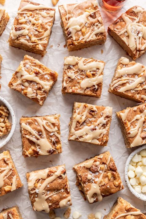 My homemade maple white chocolate blondies are a delicious combination of sweet and salty. The glaze adds a luscious touch of sweetness! White Chocolate Blondies Recipe, Chocolate Blondies Recipe, Chocolate Blondies, White Chocolate Blondies, Maple Glaze, Bar Cookies, Cocktail Desserts, Seasoning Recipes, Dark Chocolate Chips