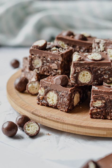 There is so much to love about this easy no-bake Malteser slice. Irresistibly chewy and fudgy, it is full of choc-malt flavour and dotted with crunchy Maltesers before being topped with a layer of luscious milk chocolate. It takes less than 10 minutes to prepare and is sure to become your new favourite no-bake slice recipe! Malteaser Slice, Malteser Slice, Biscoff Truffles, No Bake Slices, Rice Bubbles, Slice Recipe, Biscoff Cookies, Malted Milk, Caramel Topping