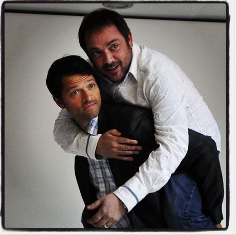 Misha and Mark Supernatural Comic, Bobby Singer, Mark Sheppard, Supernatural Tv Show, Ange Demon, Supernatural Dean, Supernatural Fans, Odaiba, Supernatural Cast