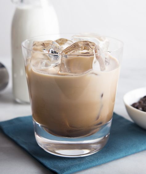 Create a Double Espresso Russian with our easy instructions, premium products and hand-picked ingredients. Coffee Vodka, Espresso Vodka, Vodka Ice, Icee Recipe, Espresso Martini Recipe, Caramel Vodka, Espresso Recipes, Premium Vodka, Vodka Recipes