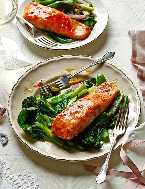 The easiest salmon recipe with sweet chilli and stir-fried green veg, ready on the table in 25 minutes. Salmon Parcels, Sweet Chilli Salmon, Asian Salmon, Healthy Salmon Recipes, Healthy Salmon, Midweek Meals, Roasted Salmon, Sweet Chilli, Salmon Recipes