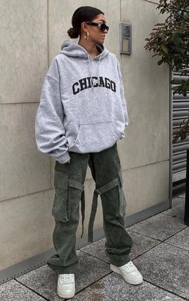 Beige Cargo Pants Outfit Street Style, Oversized Hoodie Outfit, Pakaian Hipster, Baggy Clothes, Tomboy Outfits, Tomboy Style Outfits, Looks Street Style, Outfit Trends, Streetwear Fashion Women